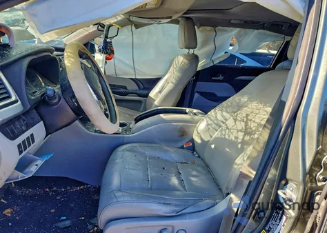 2015 Toyota Highlander Xle z USA, uszkodzony, nr VIN 5TDJKRFH2FS128438